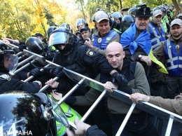 Радикалы в Киеве пытаются снести памятник Ватутину