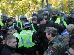 Как радикалы хотели снести памятник Ватутину в Киеве, но там их ждали сотни полицейских (видео, фото)