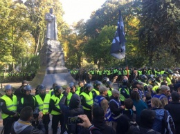 В Киеве предпринята попытка снести памятник генералу Ватутину