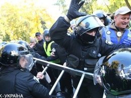 Потеряли лестницу: в Мариинском парке националисты пытались снести два памятника