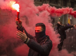 В центре Киева День защитника Украины перерос в массовые столкновения: в ход пошли дубинки и газ