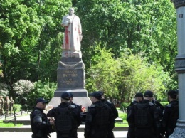 Полиция Киева помешала радикалам разрушить памятник Ватутину