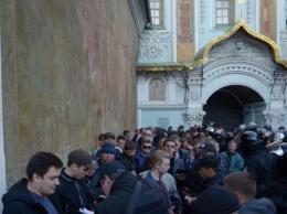 СМИ: Правоохранители задержали 122 мужчин возле Киево-Печерской лавры