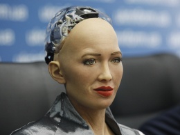 Восстание машин: как робот София и другие кибер-модели завоевывают мир моды