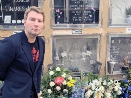Осунулся и почернел: Убитый горем Басков посетил могилу Монсеррат Кабалье