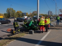 Смертельное ДТП в Киеве: автомобиль на высокой скорости вылетел с дороги, две девушки погибли (Фото, видео)
