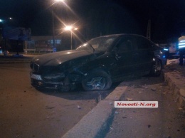 В Николаеве «БМВ» на скорости «не вписался» в поворот: пострадала девушка