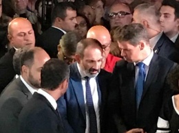 Премьер-министр Армении уходит, чтобы остаться