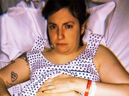 Лена Данэм перенесла очередную операцию и делится откровенными фото из больничной палаты