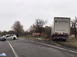 На львовской трассе грузовик раздавил полицейскую Toyota, в которой погиб патрульный. Фото