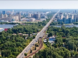 В Киеве умышленно уничтожили сотни деревьев