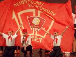В Севатополе дети в "буденовках" и гимнастерках отметили честь 100-летие комсомола