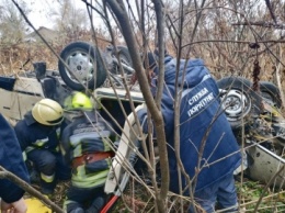 В Днепре ВАЗ улетел в кювет: спасатели вырезали водителя из помятого авто