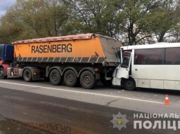 ДТП с грузовиком и маршруткой: опубликованы фото