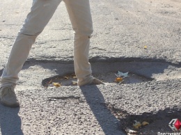 Жители Вознесенска требуют отремонтировать дороги - ямы до четырех метров в диаметре