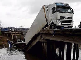 В российском Приморье обвалился мост и фурой расплющило легковушку (фото, видео)