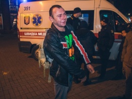 Неадекватный мужчина устроил драку и кусал людей в центре Киева