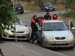 Игроки "Шахтера" и Фонсека на досуге помогли болельщику "Динамо" подтолкнуть авто