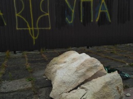 Во Львове неизвестные разбили закладной камень будущего монумента в честь УПА