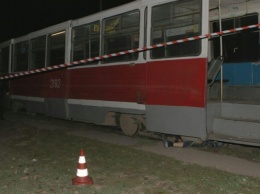 В Днепре на Донецком шоссе трамвай переехал мужчину и сбил ребенка