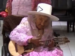 Эта милая дама отметила свое 118-летие тортом и игрой на гитаре
