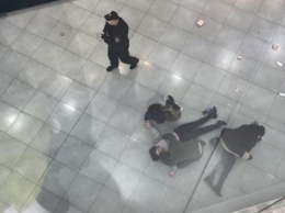 Посетители торгового центра сняли на видео самоубийство молодой девушки, еще одна - в реанимации