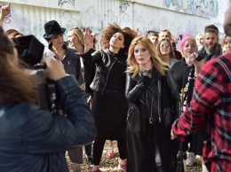 Помолодевшая Алла Пугачева в джинсках и косухе поразила фанатов на съемках музыкального видео