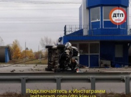 В Киеве на Оболони автомобиль врезался в пост полиции и перевернулся