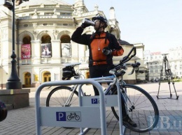 В Киеве возле шести станций метро установят перехватывающие велопарковки