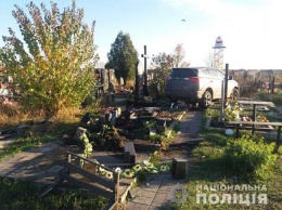 Побойся бога: в Харькове священник на внедорожнике проехался по могилам