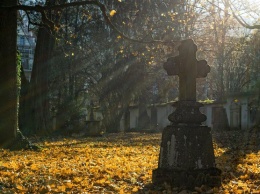 В Харькове священник на джипе "разгромил" кладбище
