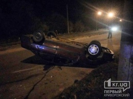 В Кривом Роге автомобиль перевернулся на крышу, пострадал шофер