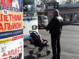 В знак протеста херсонец перегородил проезжую часть коляской с ребенком