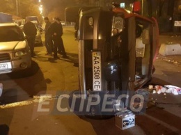 В Киеве женщина навеселе перевернулась на авто и убежала с места ДТП