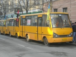 Тернопольские маршрутчики устроили забастовку после снижения тарифа - в городе пробки, люди добирались на работу пешком