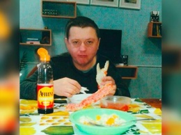 ФСИН объяснила фото члена банды "цапков", поедающего икру и крабов в тюрьме