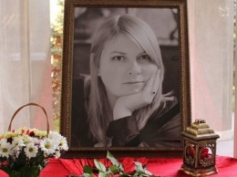 Гроб с Екатериной Гандзюк завалили цветами, все плачут: как прощаются с активисткой