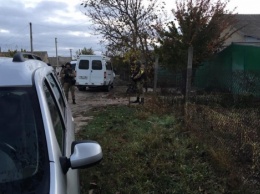 В оккупированном Крыму, после обыска, российские силовики задержали крымскотатарскую семью