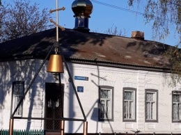В полтавском поселке установили купол на храм (фото)