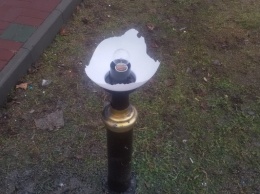 В Мелитополе горожанин сдал полиции хулигана, который разбил фонарь на площади