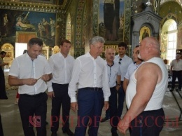 В соревнованиях по пауэрлифтингу победил одесский священник