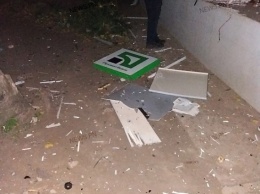 В Николаеве вырвали из здания и унесли банкомат «ПриватБанка»