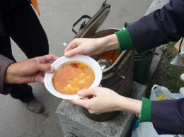 В Запорожье начали кормить бездомных