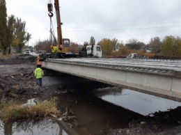 В Донецкой области идет ремонт моста через реку Бык