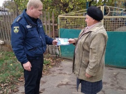 На Херсонщине участковые полицейские предостерегают граждан от мошенников