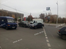 В центре Мелитополя иномарка с ВАЗом столкнулись на перекрестке (фото)
