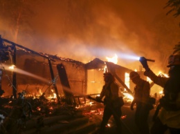 Голливуд в огне: звезды показали свои сгоревшие дома
