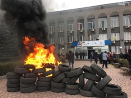 Кривой Рог без отопления: протестующие жгут шины под офисом «Криворожгаза»