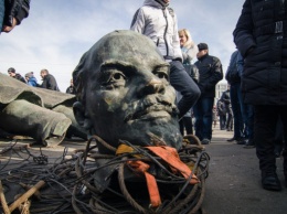 Вместо Ленина на Донбассе появился "горький" персонаж: фото