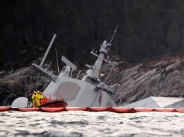 Норвежский фрегат ушел под воду после столкновения с танкером
